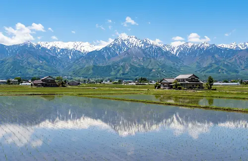 安曇野の田園風景と北アルプス — 松本から30分