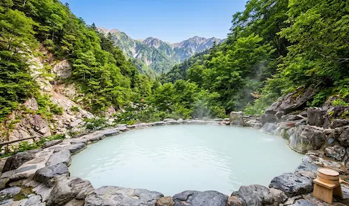 白骨温泉の乳白色の露天風呂